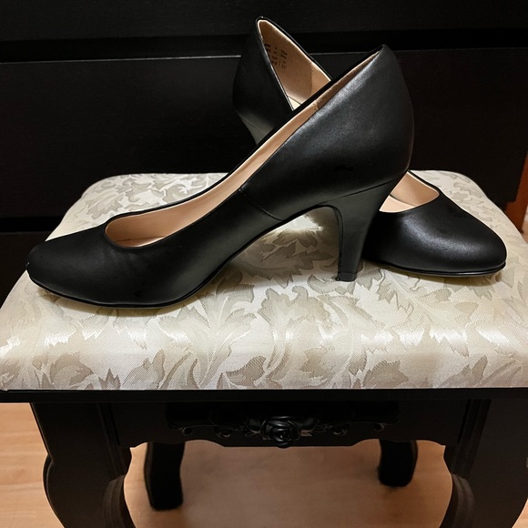 Black Matte Pumps - Picture 1 of 6